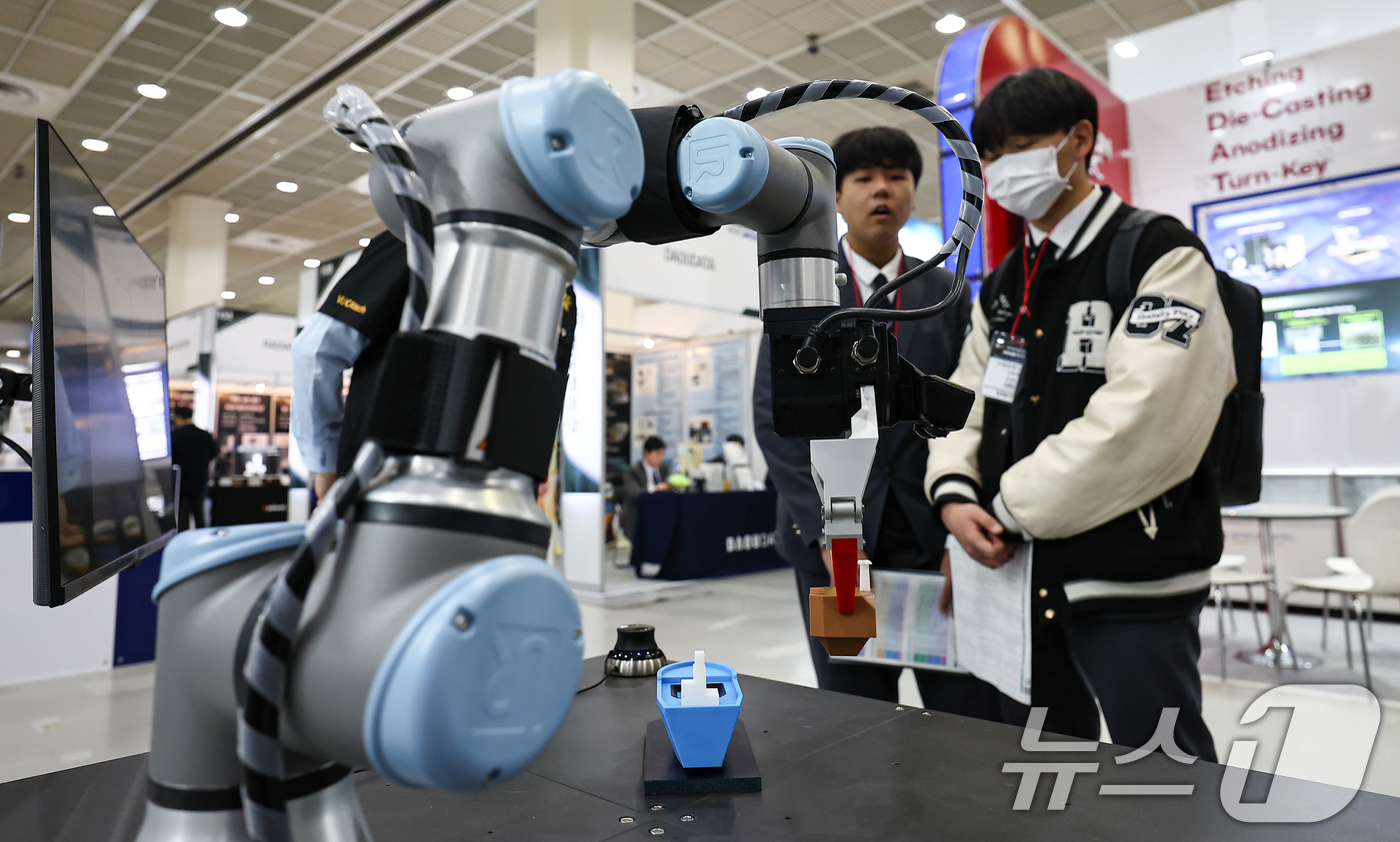 (서울=뉴스1) 김도우 기자 = 8일 서울 강남구 코엑스에서 열린 한국전자제조산업전 x 오토모티브월드코리아에서 관람객이 스마트팩토리 트레이닝 장비를 살펴보고 있다. 2026.4.8 …