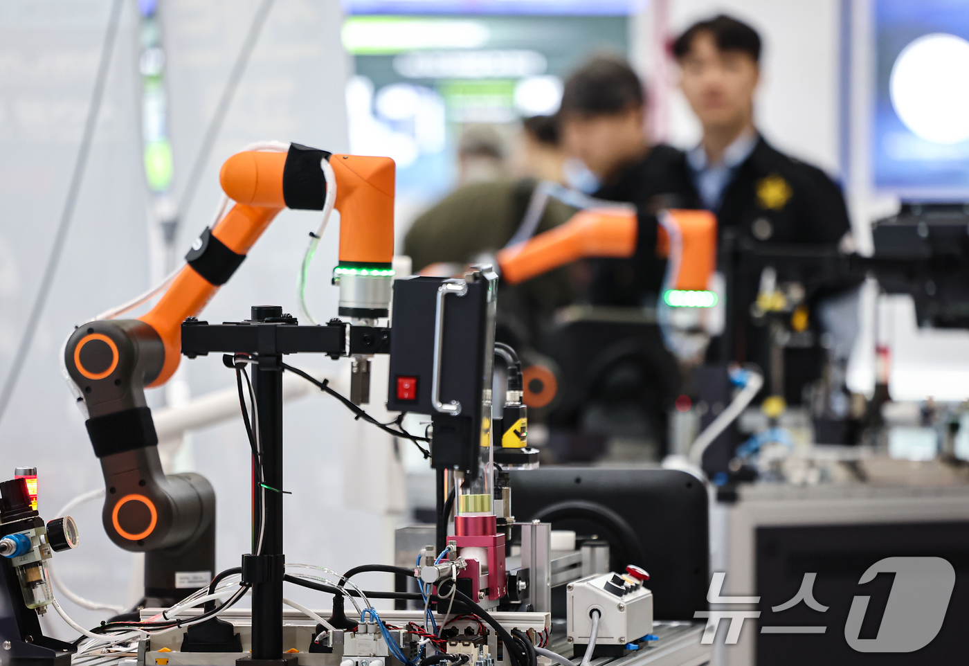 (서울=뉴스1) 김도우 기자 = 8일 서울 강남구 코엑스에서 열린 한국전자제조산업전 x 오토모티브월드코리아에서 관람객이 스마트팩토리 트레이닝 장비를 살펴보고 있다. 2026.4.8 …
