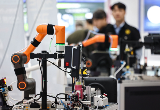 스마트팩토리 장비 살펴보는 관람객들