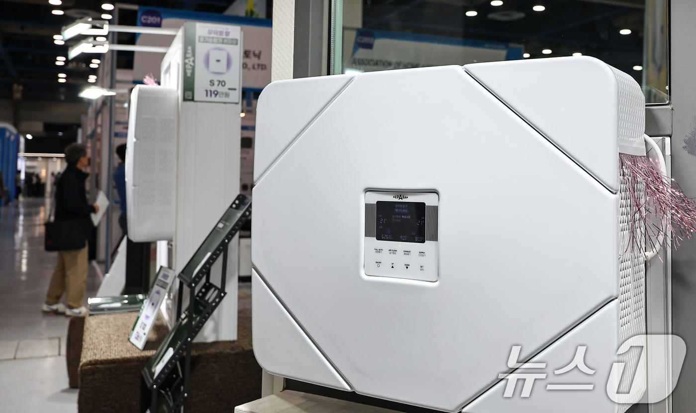 (서울=뉴스1) 김도우 기자 = 8일 서울 강남구 코엑스에서 열린 AIR FAIR 2026 – 국제 기후테크 공기산업 박람회에서 관람객이 공기청정기를 살펴보고 있다. 2026.4. …