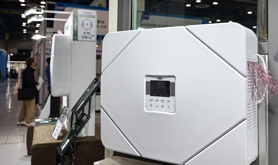 공기청정기 살펴보는 관람객들