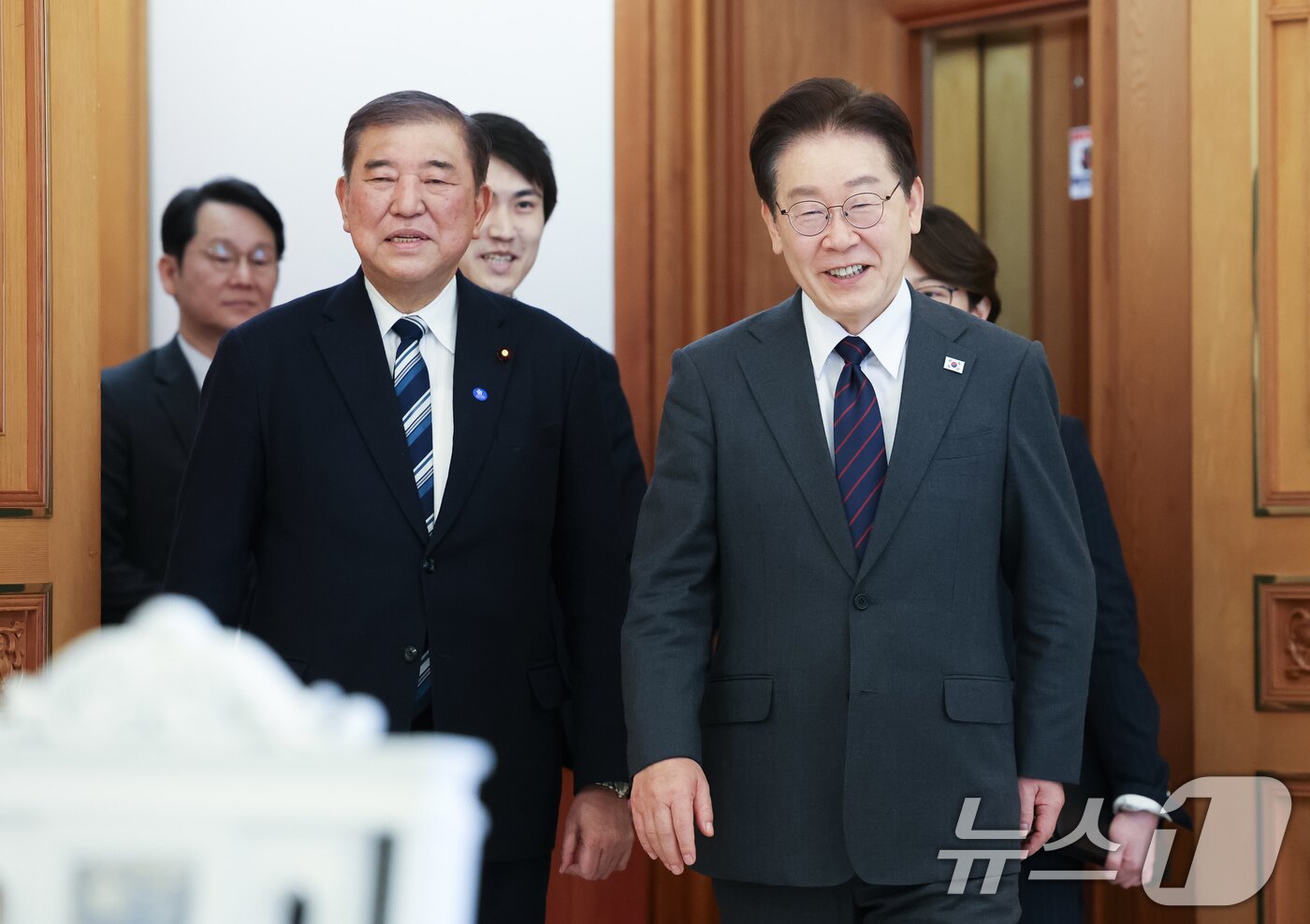 본문 이미지 - 이재명 대통령이 8일 청와대에서 이시바 시게루 전 일본 총리를 접견하고 있다. 2026.4.8 ⓒ 뉴스1 허경 기자