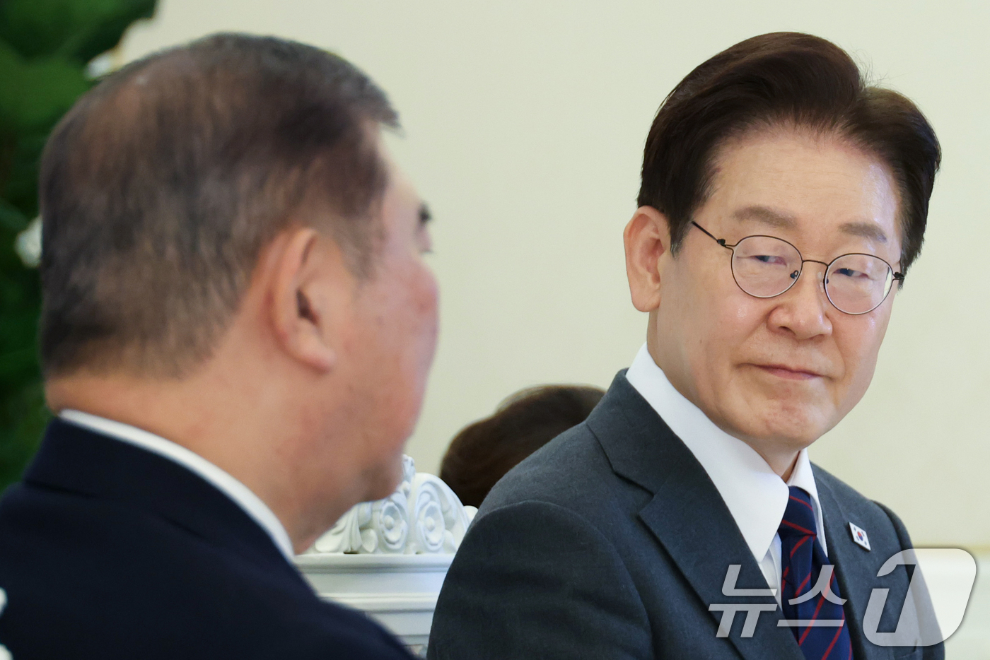 (서울=뉴스1) 허경 기자 = 이재명 대통령이 8일 청와대에서 이시바 시게루 전 일본 총리 발언을 듣고 있다. 2026.4.8/뉴스1