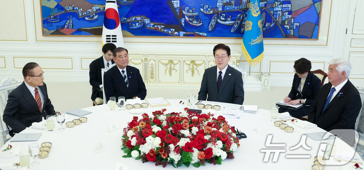 본문 이미지 - 이재명 대통령이 8일 청와대에서 이시바 시게루 전 일본 총리를 접견, 발언하고 있다. 2026.4.8 ⓒ 뉴스1 허경 기자