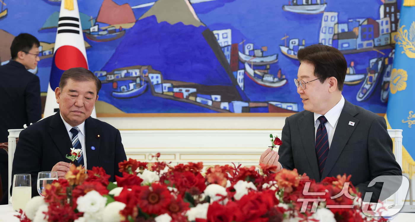 (서울=뉴스1) 허경 기자 = 이재명 대통령과 이시바 시게루 전 일본 총리가 8일 청와대에서 꽃을 들어보이고 있다. 2026.4.8/뉴스1