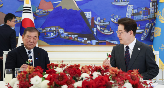 꽃 들어보이는 이재명 대통령·이시바 전 총리