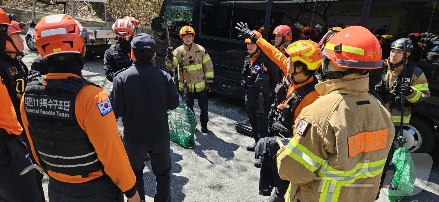 본문 이미지 - 8일 대전 오월드에서 늑대 1마리가 탈출한 가운데 소방, 경찰, 오월드, 금강유역환경청, 엽사 등이 수색 및 포획 작업을 하고 있다. (대전소방본부 제공. 재판매 및 DB금지) 2026.4.8 