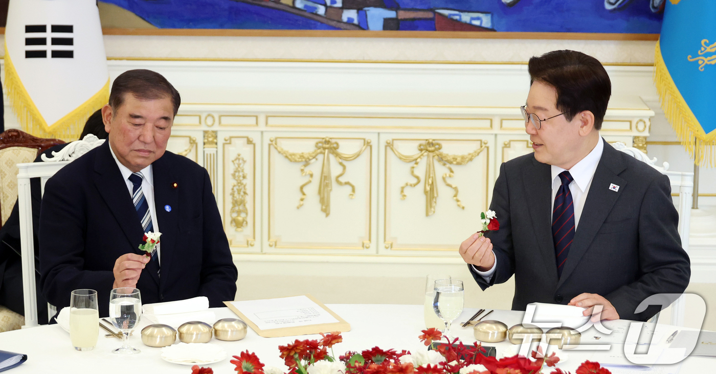 (서울=뉴스1) 허경 기자 = 이재명 대통령과 이시바 시게루 전 일본 총리가 8일 청와대에서 꽃을 들어보이고 있다. 2026.4.8/뉴스1