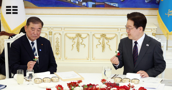 꽃을 든 이재명 대통령·이시바 전 총리