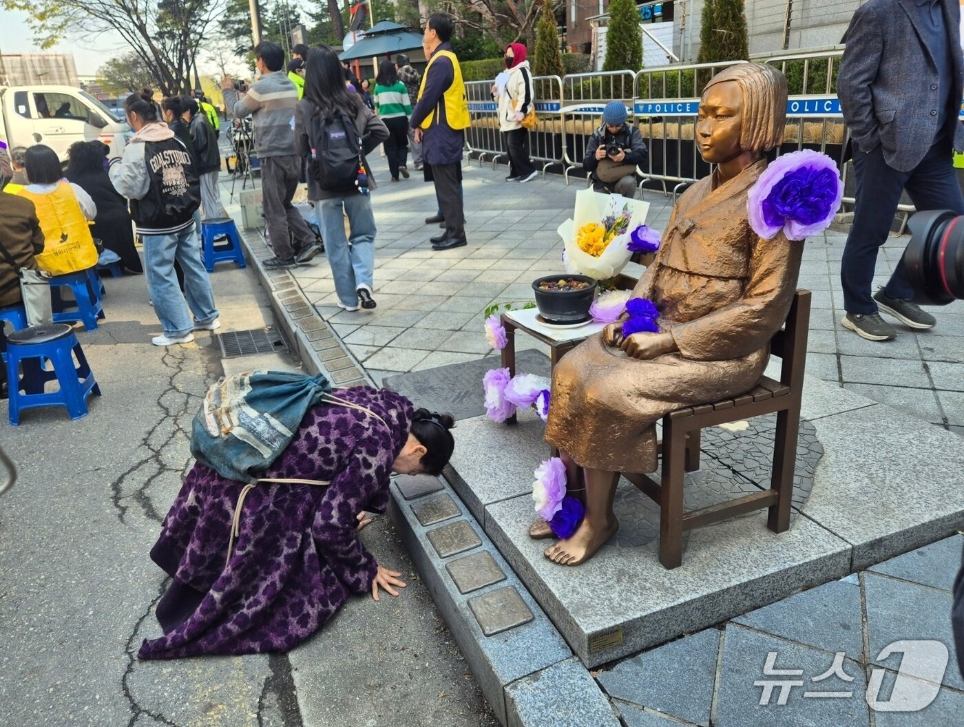 본문 이미지 - 8일 서울 종로구 옛 주한 일본대사관 인근 평화의 소녀상 앞에서 한 시민이 절을 하고 있다. 2026.4.8 ⓒ 뉴스1 신윤하 기자