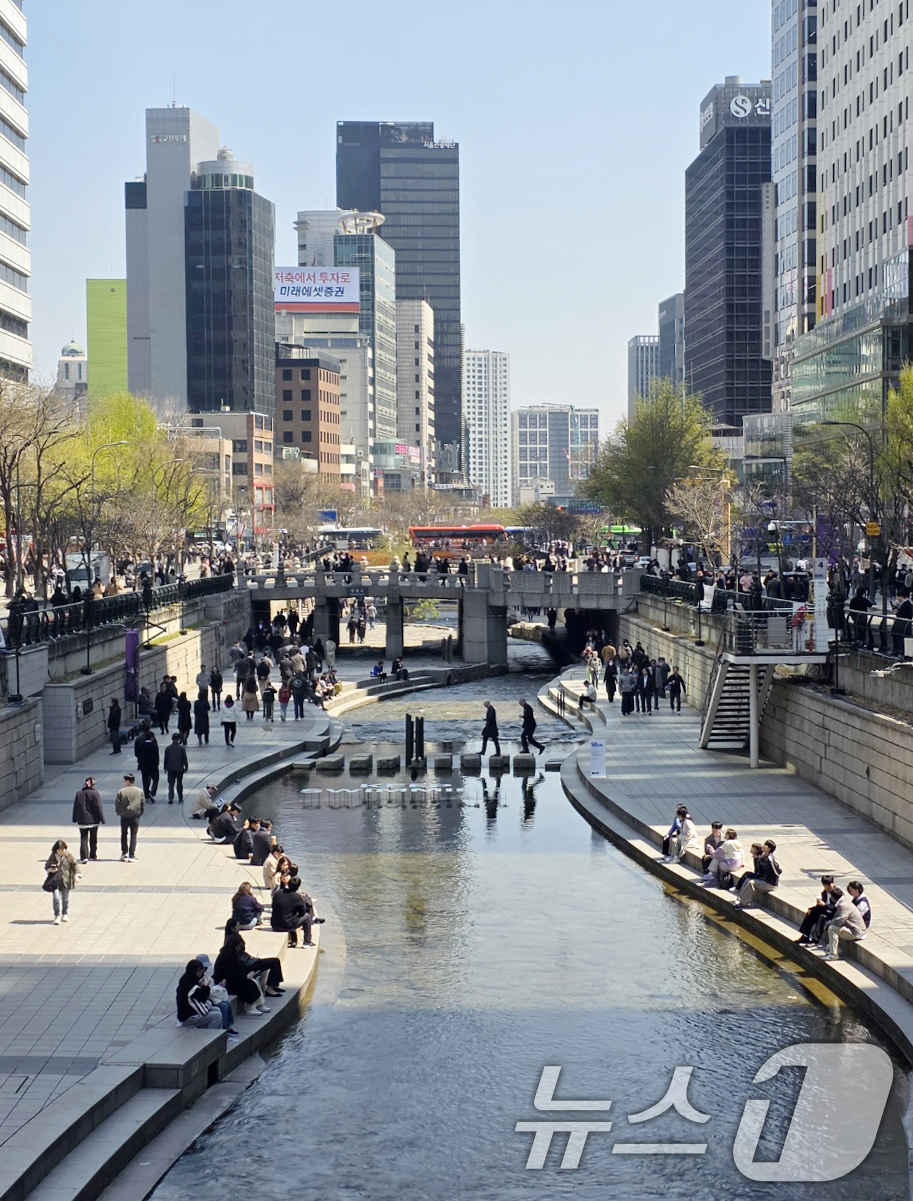 (서울=뉴스1) 박세연 기자 = 완연한 봄날씨를 보인 8일 오후 서울 청계천에서 시민들이 산책을 하고 있다. 2026.4.8/뉴스1