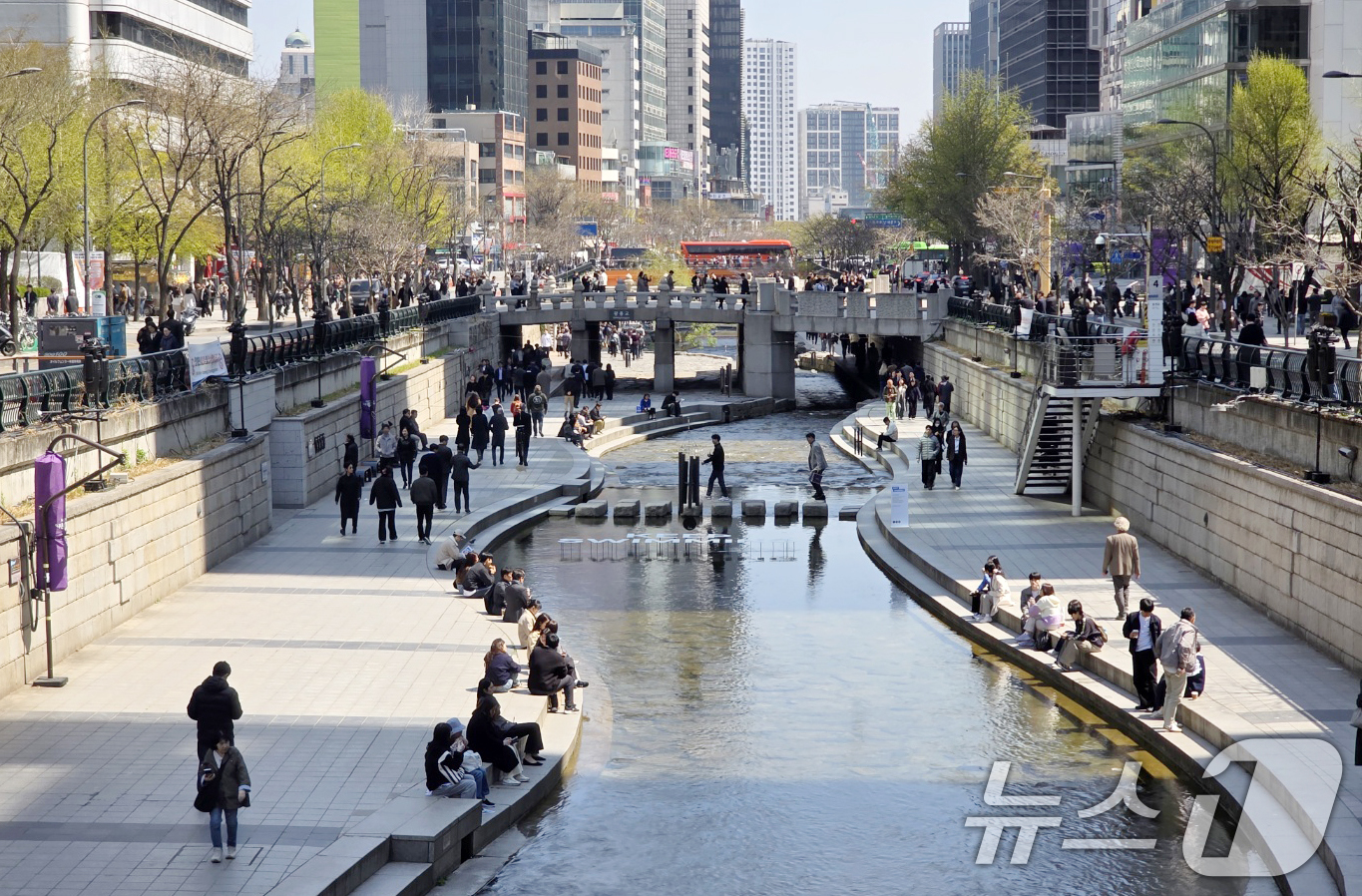(서울=뉴스1) 박세연 기자 = 완연한 봄날씨를 보인 8일 오후 서울 청계천에서 시민들이 산책을 하고 있다. 2026.4.8/뉴스1