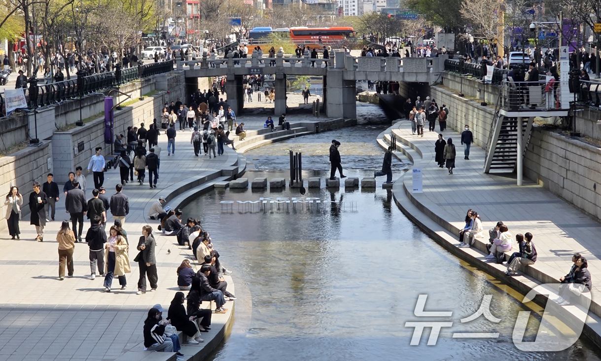 (서울=뉴스1) 박세연 기자 = 완연한 봄날씨를 보인 8일 오후 서울 청계천에서 시민들이 산책을 하고 있다. 2026.4.8/뉴스1