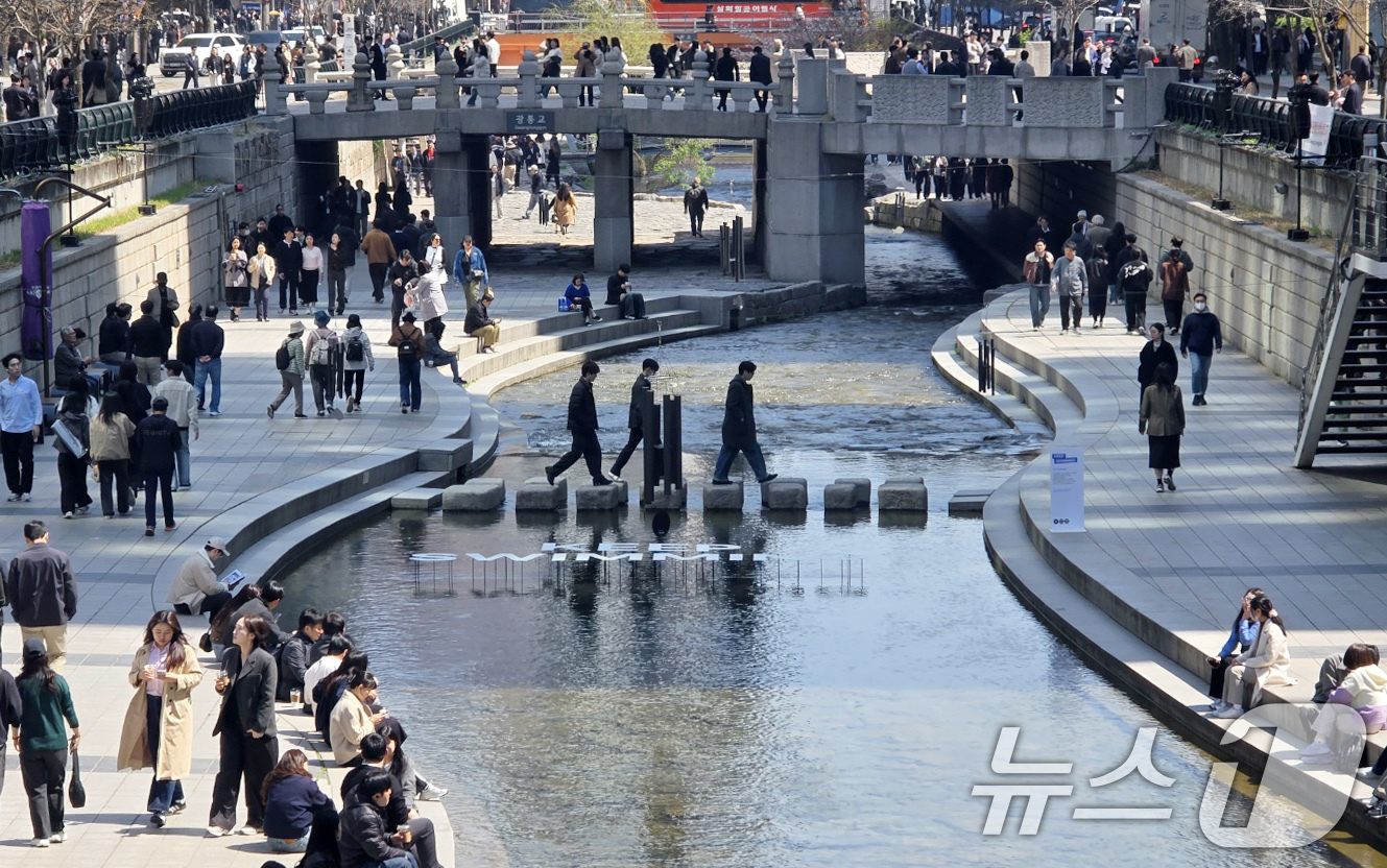 (서울=뉴스1) 박세연 기자 = 완연한 봄날씨를 보인 8일 오후 서울 청계천에서 시민들이 산책을 하고 있다. 2026.4.8/뉴스1