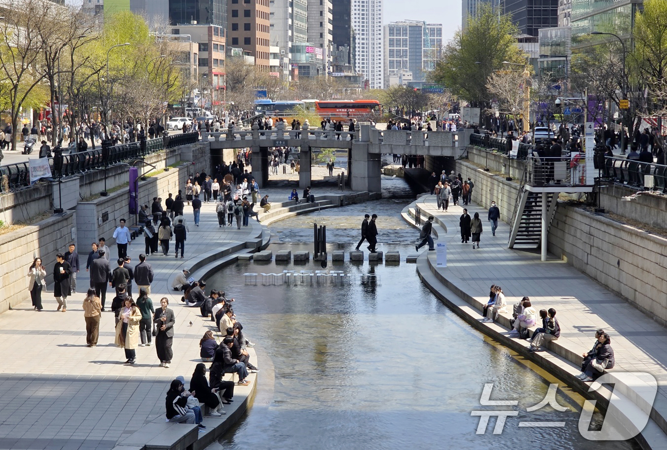 (서울=뉴스1) 박세연 기자 = 완연한 봄날씨를 보인 8일 오후 서울 청계천에서 시민들이 산책을 하고 있다. 2026.4.8/뉴스1