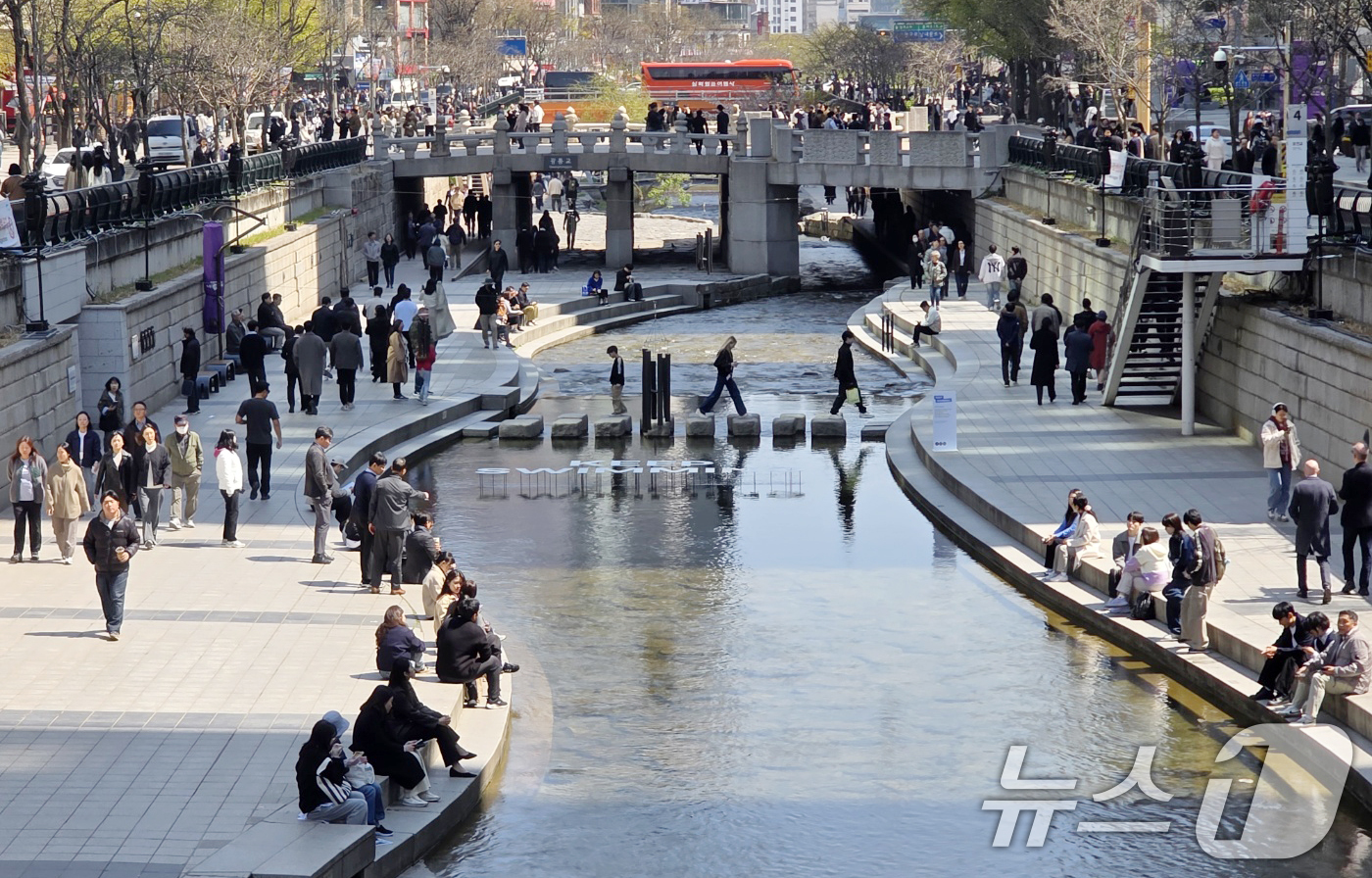 (서울=뉴스1) 박세연 기자 = 완연한 봄날씨를 보인 8일 오후 서울 청계천에서 시민들이 산책을 하고 있다. 2026.4.8/뉴스1