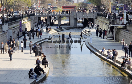 따듯한 봄날씨에 붐비는 청계천