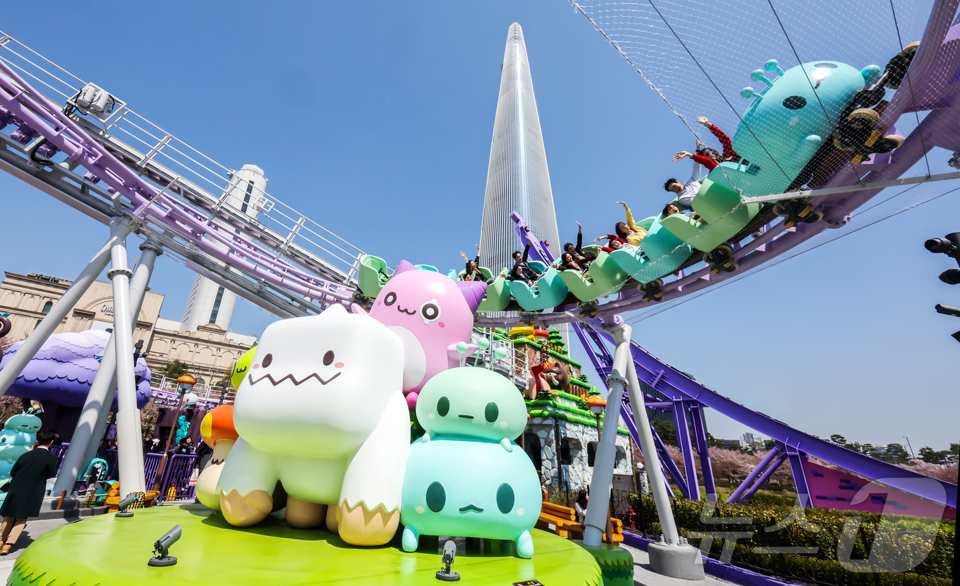 (서울=뉴스1) 김진환 기자 = 8일 서울 송파구 잠실 롯데월드 어드벤처에 새롭게 마련된 ‘메이플 아일랜드 존’에서 이용객들이 놀이기구를 즐기고 있다. 2026.4.8/뉴스1