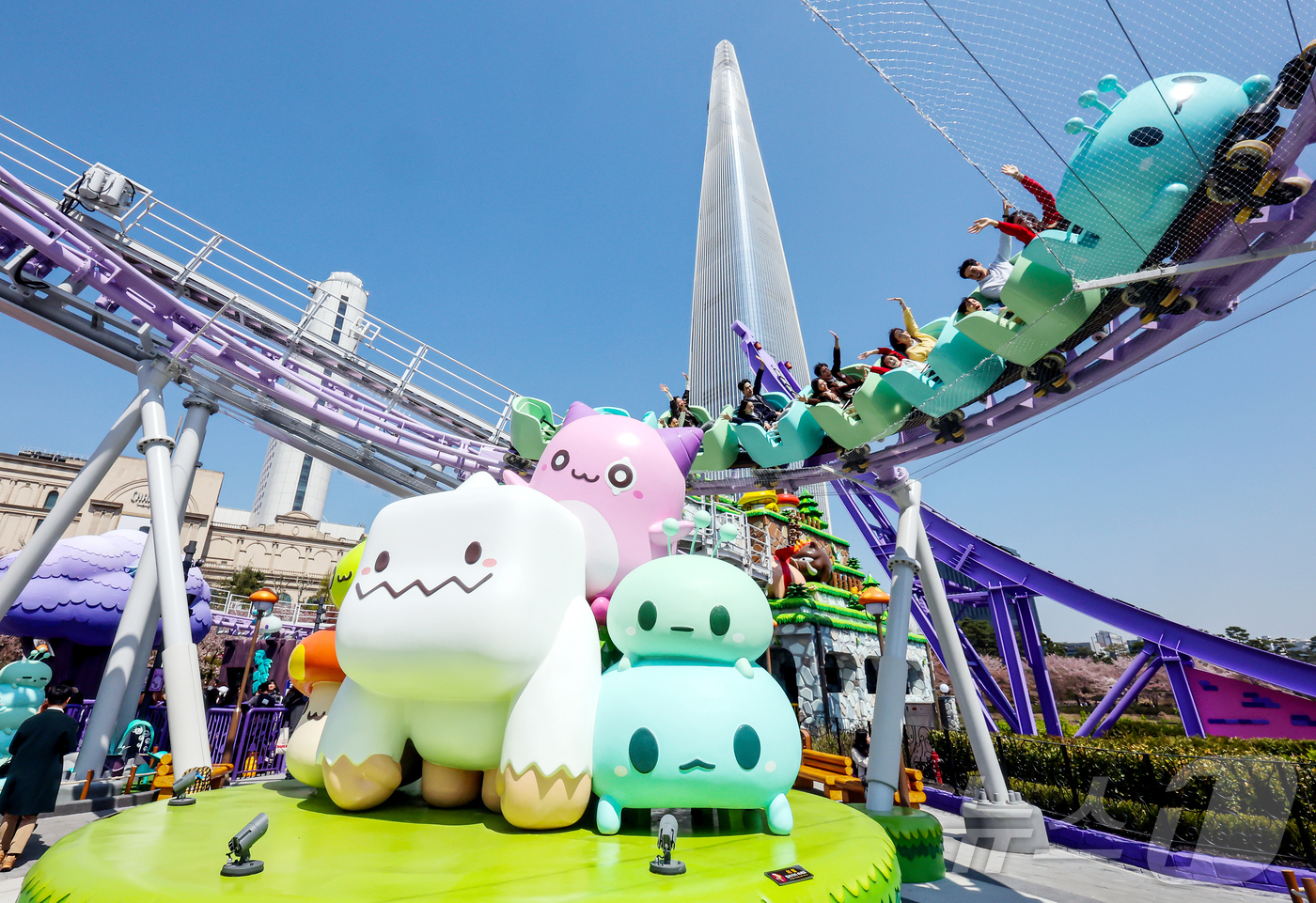 (서울=뉴스1) 김진환 기자 = 8일 서울 송파구 잠실 롯데월드 어드벤처에 새롭게 마련된 ‘메이플 아일랜드 존’에서 이용객들이 놀이기구를 즐기고 있다. 2026.4.8/뉴스1