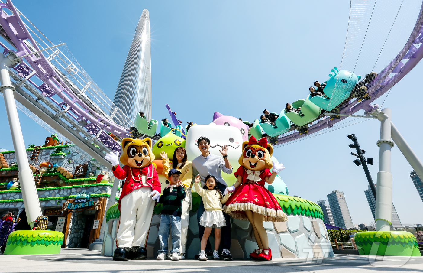 (서울=뉴스1) 김진환 기자 = 8일 서울 송파구 잠실 롯데월드 어드벤처에 새롭게 마련된 ‘메이플 아일랜드 존’에서 모델들이 포즈를 취하고 있다. 2026.4.8/뉴스1