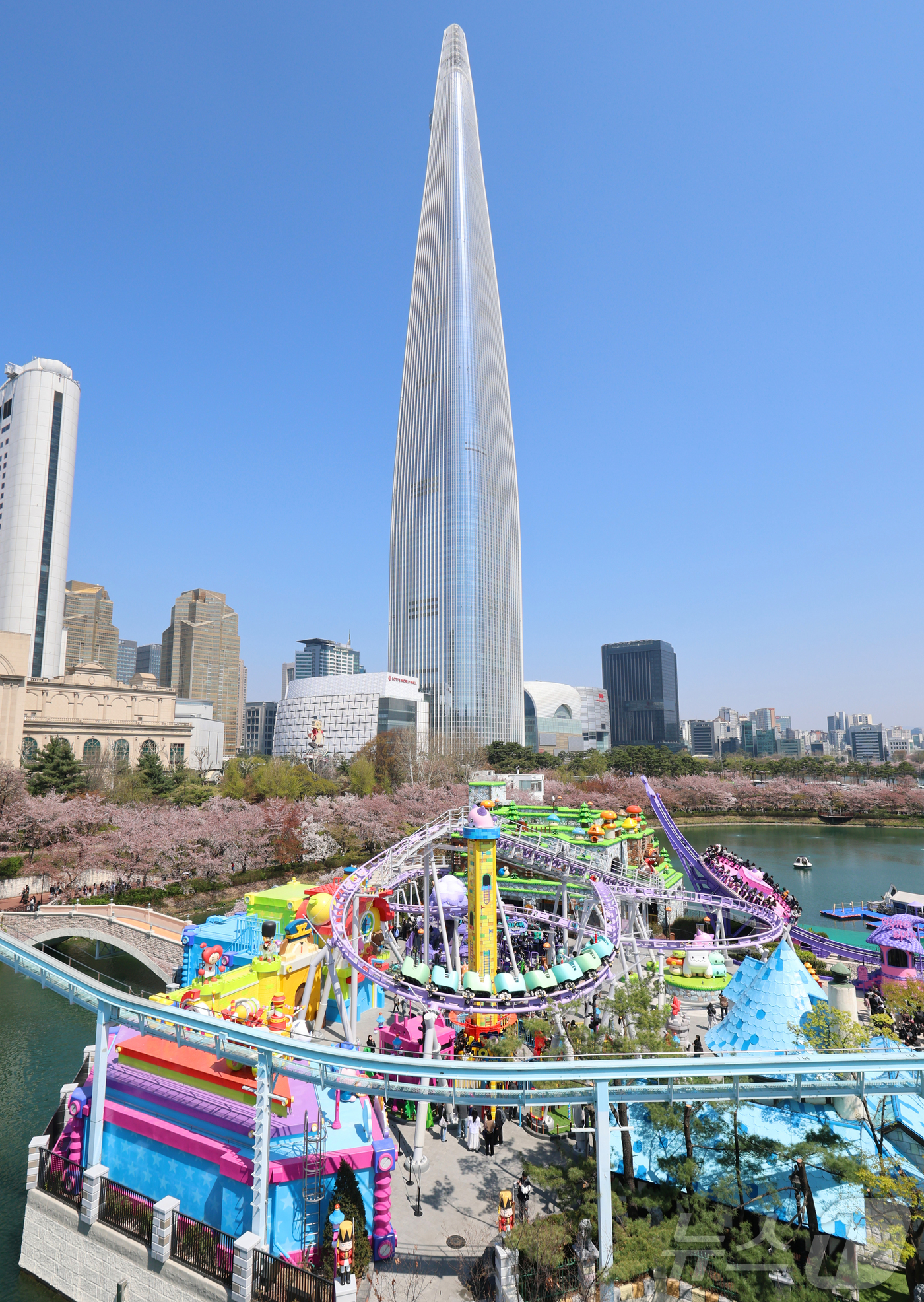 (서울=뉴스1) 김진환 기자 = 8일 서울 송파구 롯데월드 어드벤처에서 온라인 게임 메이플스토리 IP를 접목한 '메이플 아일랜드 존'에 '스톤익스프레스', '정령의 나무', '아르 …