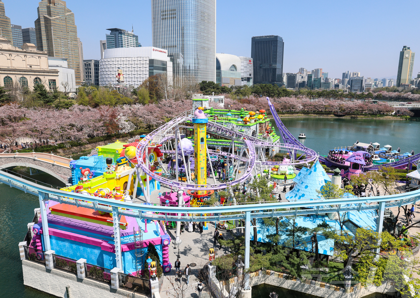 (서울=뉴스1) 김진환 기자 = 8일 서울 송파구 롯데월드 어드벤처에서 온라인 게임 메이플스토리 IP를 접목한 '메이플 아일랜드 존'에 '스톤익스프레스', '정령의 나무', '아르 …