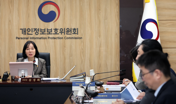 전체회의 모두 발언하는 송경희 위원장