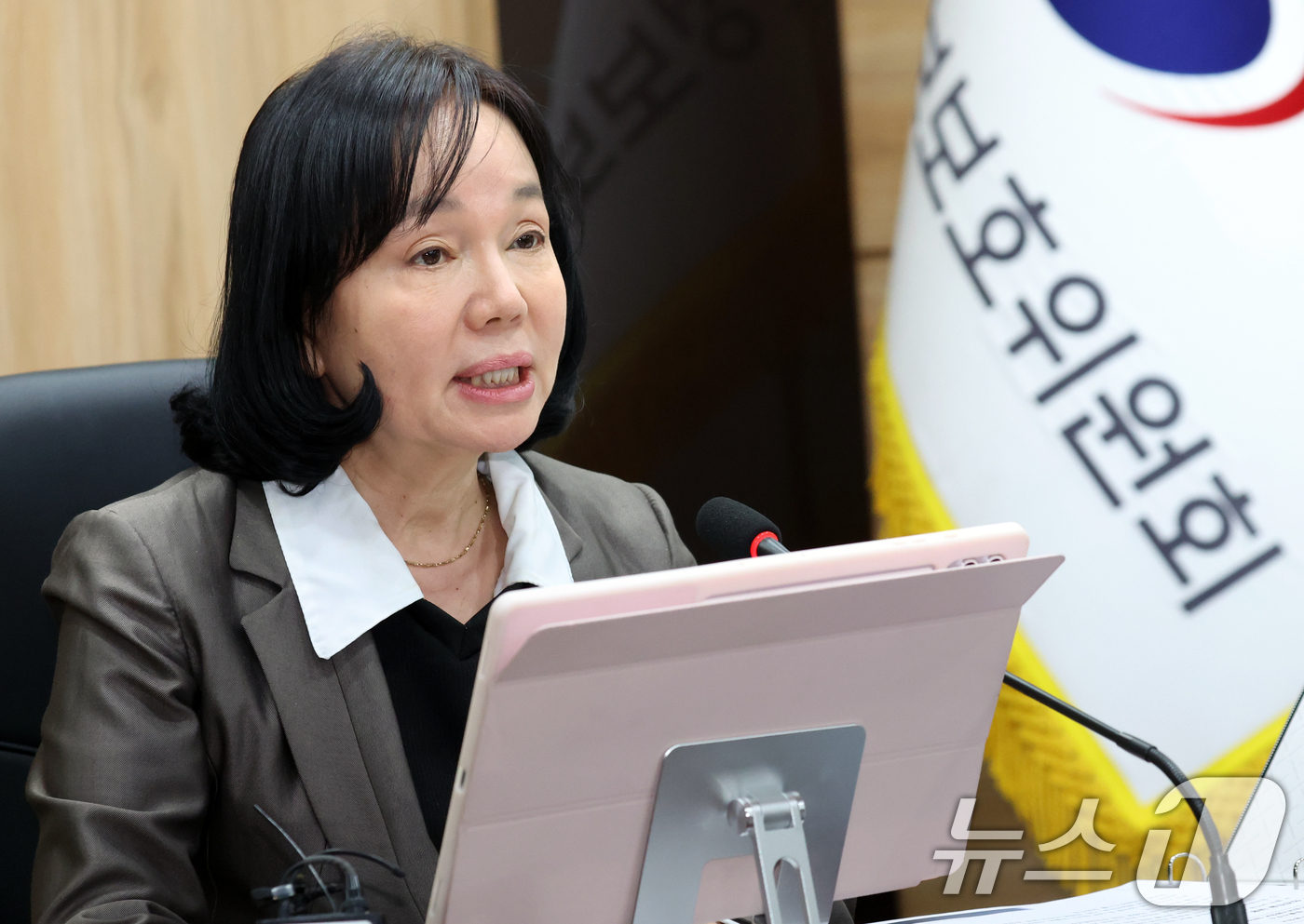 (서울=뉴스1) 김명섭 기자 = 송경희 개인정보보호위원회 위원장이 8일 서울 종로구 세종대로 정부서울청사에서 열린 제6회 위원회 전체회의에서 모두 발언을 하고 있다. 2026.4. …