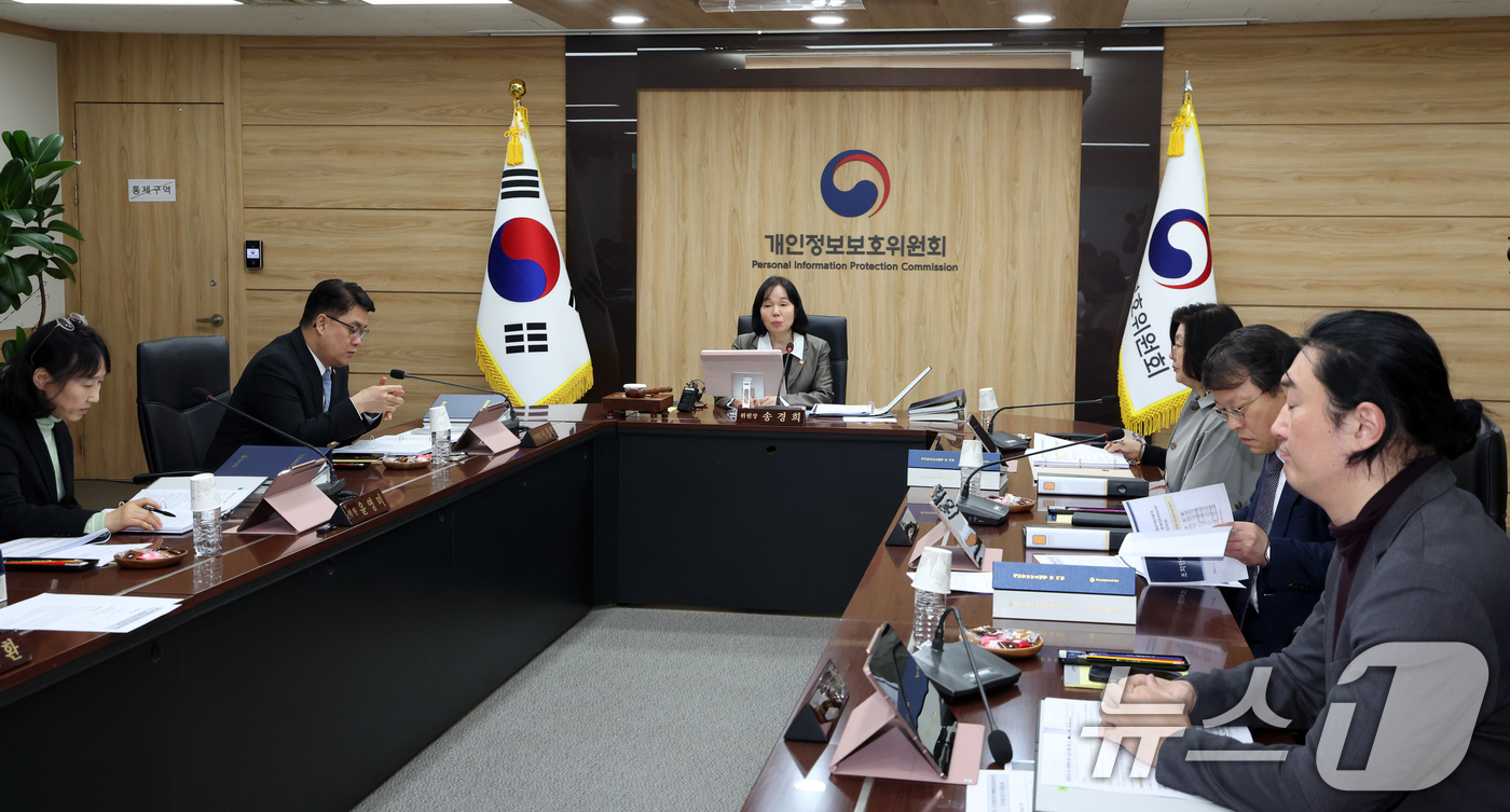 (서울=뉴스1) 김명섭 기자 = 송경희 개인정보보호위원회 위원장이 8일 서울 종로구 세종대로 정부서울청사에서 열린 제6회 위원회 전체회의에서 모두 발언을 하고 있다. 2026.4. …