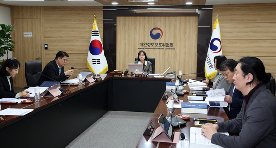 전체회의 주재하는 송경희 위원장