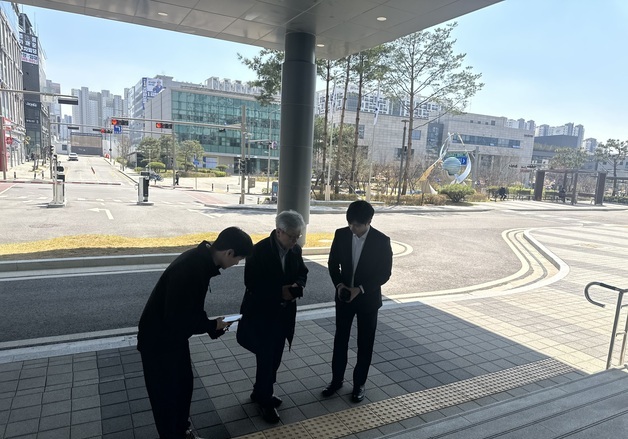 검찰 출석한 故 김창민 감독 아버지 "초동수사 미흡…전면 재수사해야"