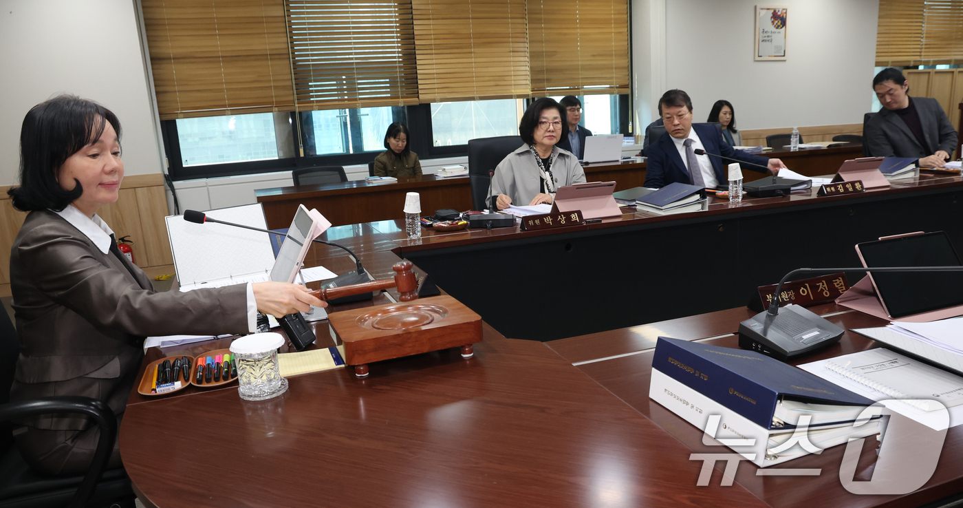 (서울=뉴스1) 김명섭 기자 = 송경희 개인정보보호위원회 위원장이 8일 서울 종로구 세종대로 정부서울청사에서 열린 제6회 위원회 전체회의에서 의사봉을 두드리고 있다. 2026.4. …