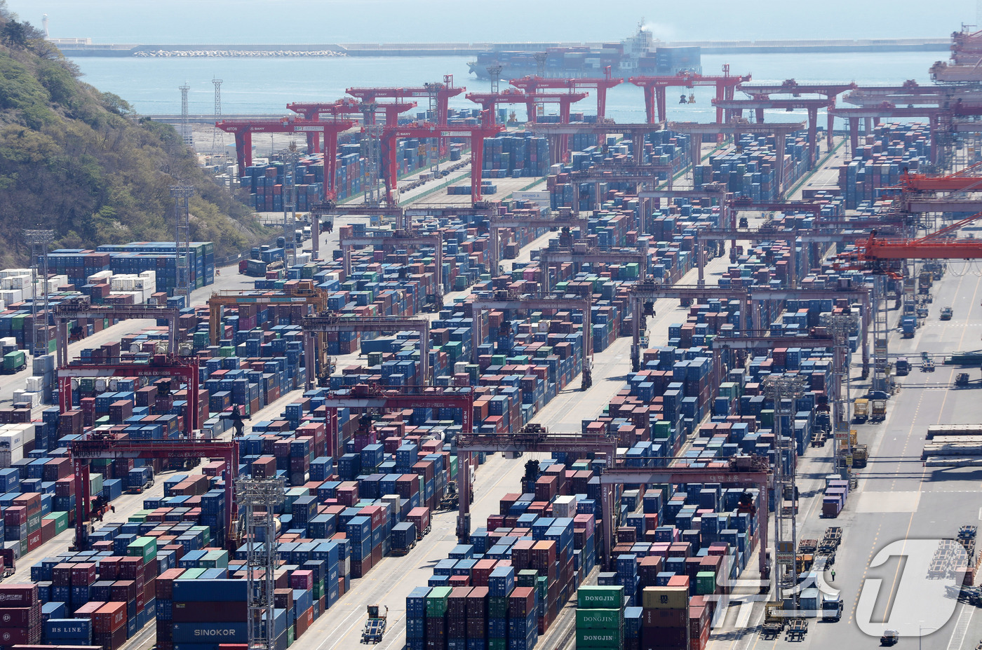 (부산=뉴스1) 윤일지 기자 = 8일 부산항 신선대부두 야적장에 컨테이너가 가득 쌓여 있다. 한국은행이 이날 발표한 '2026년 2월 국제수지(잠정)'에 따르면 지난 2월 경상수지 …