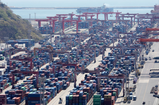 반도체 타고 韓경제 연 2% 성장 '청신호'…'중동·추경·수출' 변수 관건