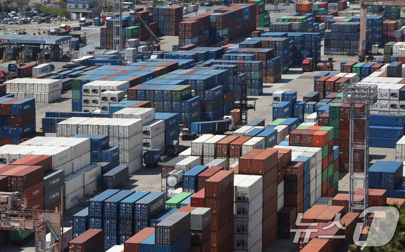 (부산=뉴스1) 윤일지 기자 = 8일 부산항 신선대부두 야적장에 컨테이너가 가득 쌓여 있다. 한국은행이 이날 발표한 '2026년 2월 국제수지(잠정)'에 따르면 지난 2월 경상수지 …