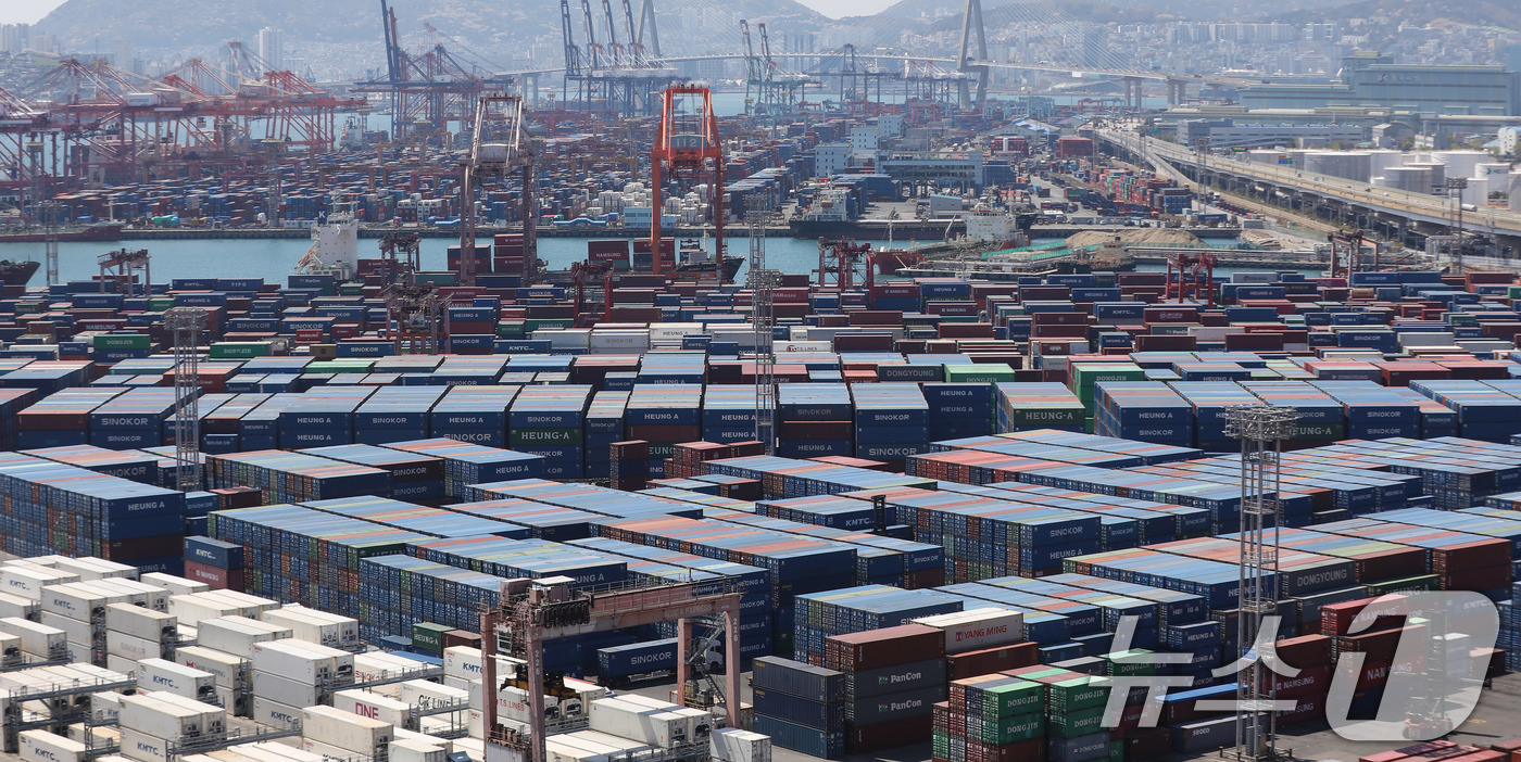 (부산=뉴스1) 윤일지 기자 = 8일 부산항 신선대부두와 감만부두 야적장에 컨테이너가 가득 쌓여 있다. 한국은행이 이날 발표한 '2026년 2월 국제수지(잠정)'에 따르면 지난 2 …