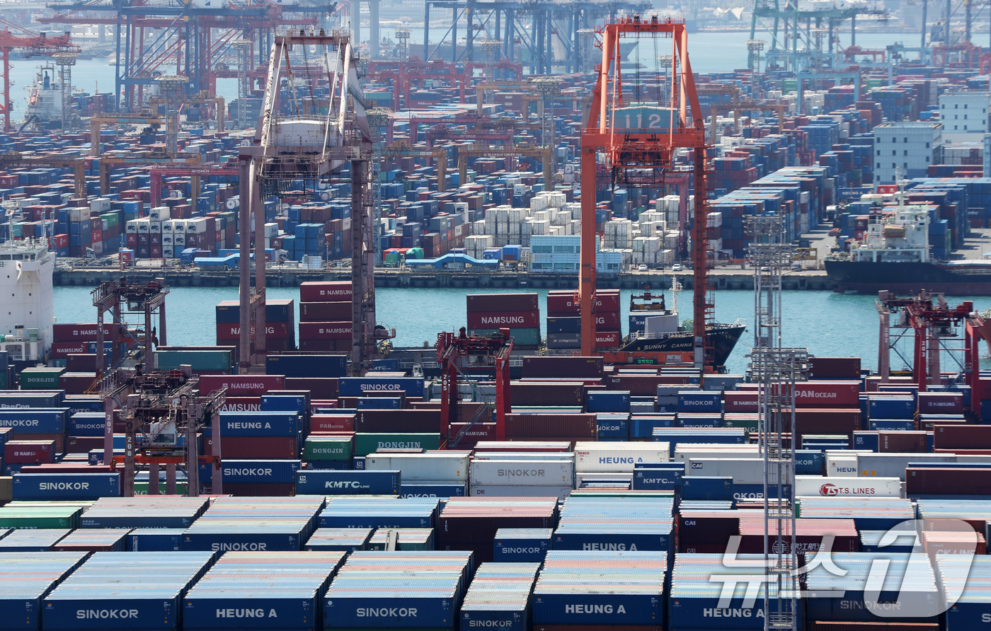 (부산=뉴스1) 윤일지 기자 = 8일 부산항 신선대부두와 감만부두 야적장에 컨테이너가 가득 쌓여 있다. 한국은행이 이날 발표한 '2026년 2월 국제수지(잠정)'에 따르면 지난 2 …