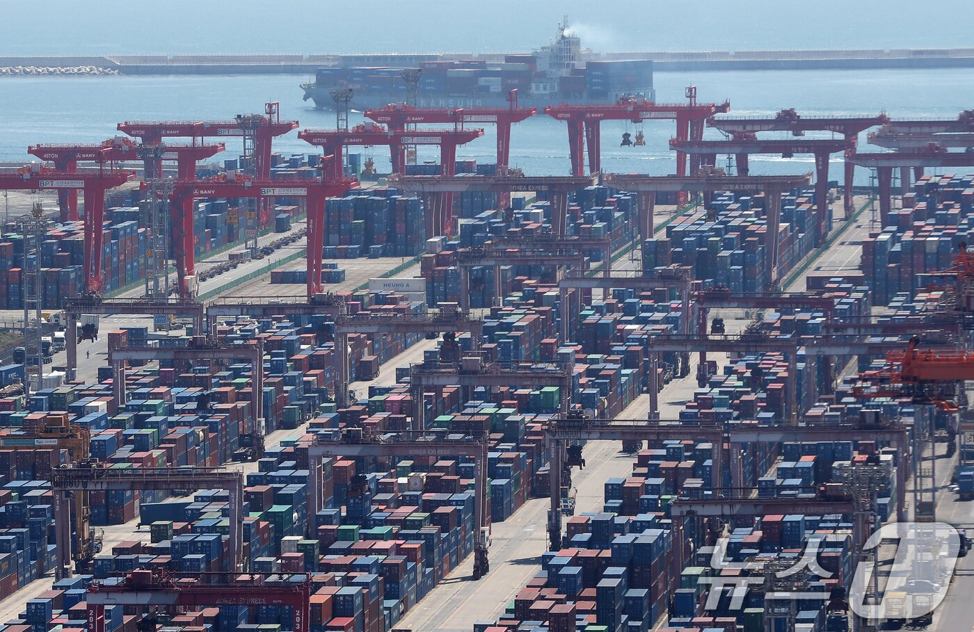 본문 이미지 - 8일 부산항 신선대부두 야적장에 컨테이너가 가득 쌓여 있다. 2026.4.8 ⓒ 뉴스1 윤일지 기자