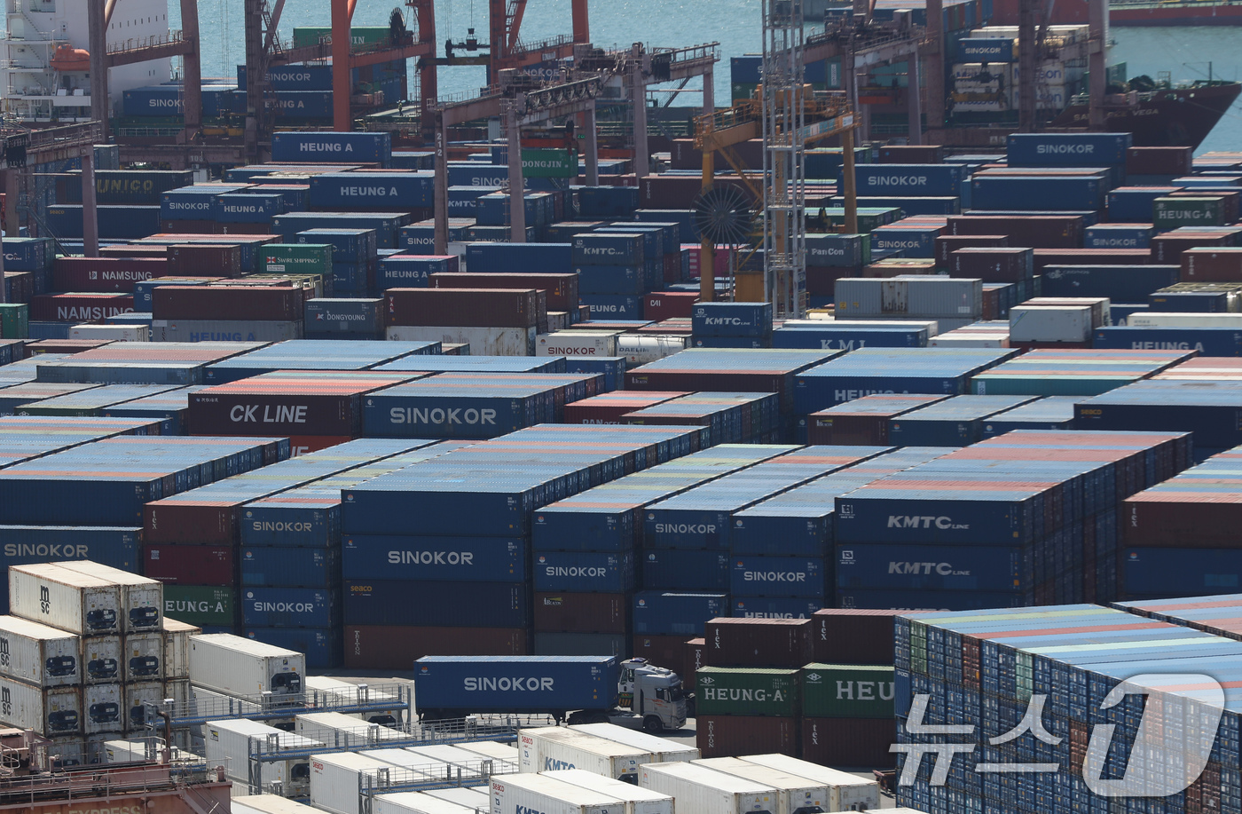 (부산=뉴스1) 윤일지 기자 = 8일 부산항 신선대부두 야적장에 컨테이너가 가득 쌓여 있다. 한국은행이 이날 발표한 '2026년 2월 국제수지(잠정)'에 따르면 지난 2월 경상수지 …