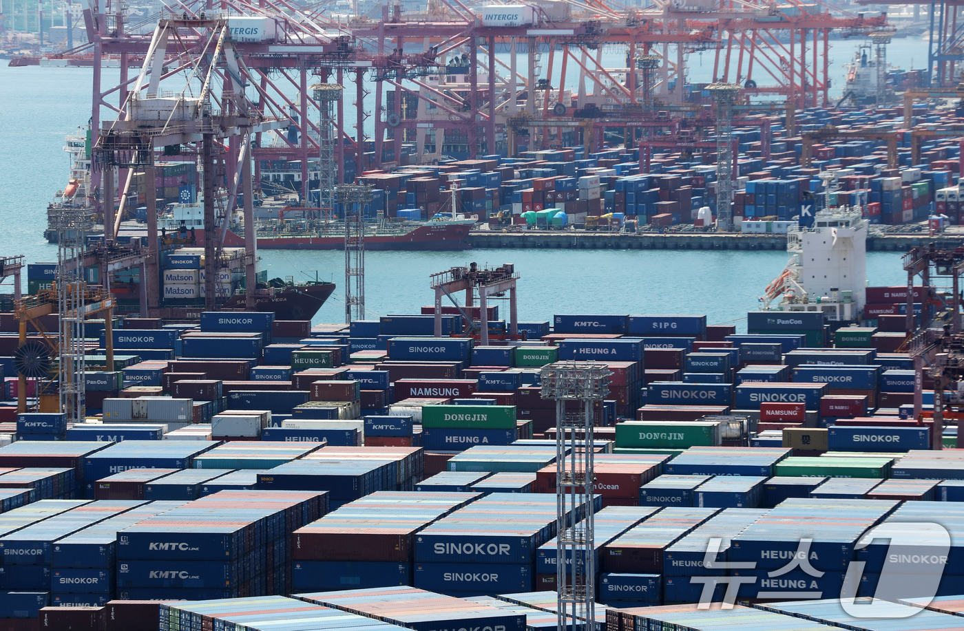 (부산=뉴스1) 윤일지 기자 = 8일 부산항 신선대부두와 감만부두 야적장에 컨테이너가 가득 쌓여 있다. 한국은행이 이날 발표한 '2026년 2월 국제수지(잠정)'에 따르면 지난 2 …