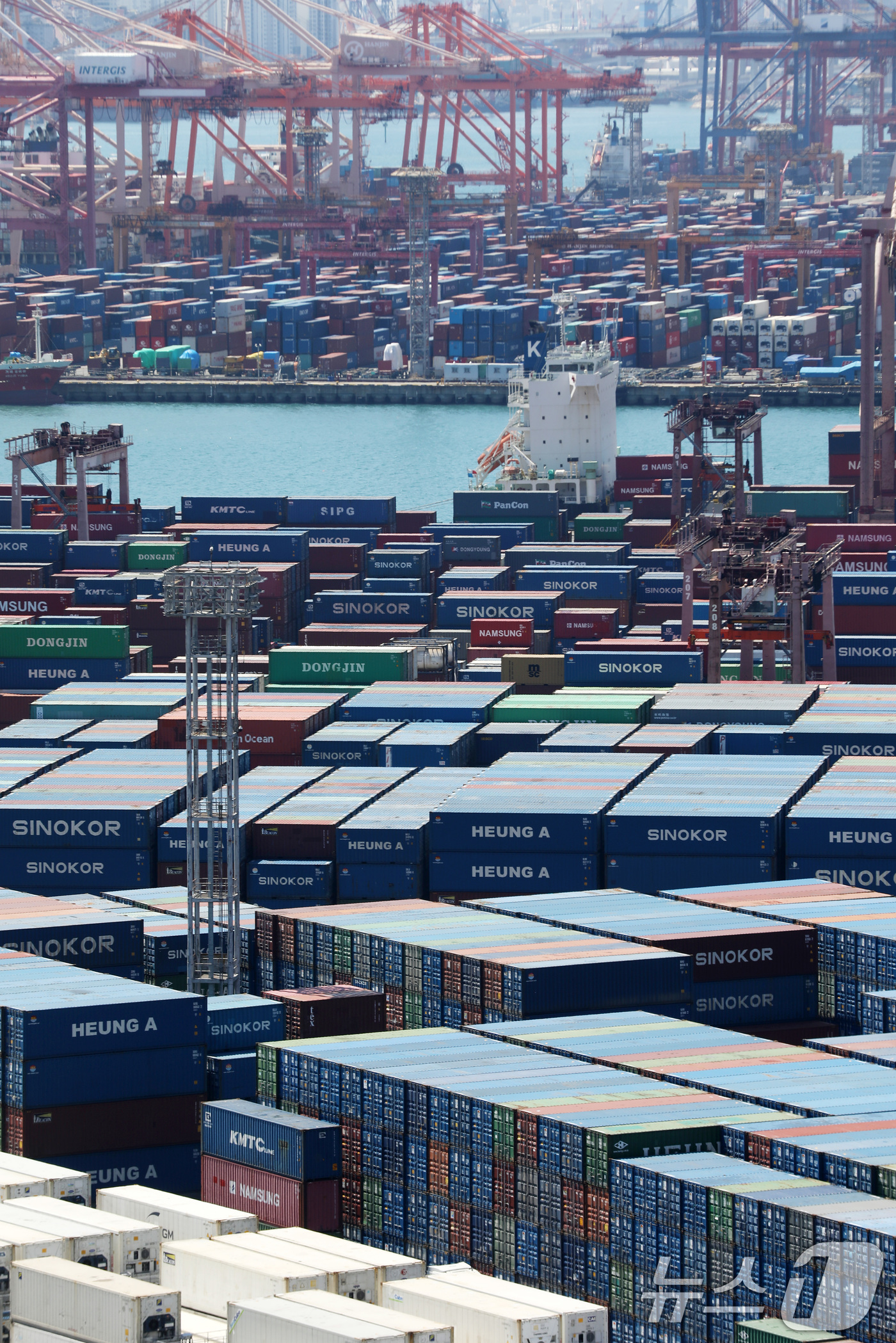 (부산=뉴스1) 윤일지 기자 = 8일 부산항 신선대부두와 감만부두 야적장에 컨테이너가 가득 쌓여 있다. 한국은행이 이날 발표한 '2026년 2월 국제수지(잠정)'에 따르면 지난 2 …