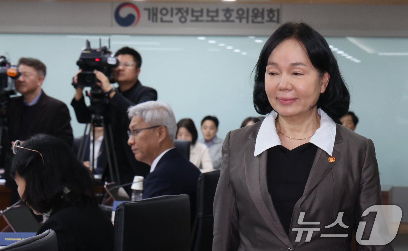 (서울=뉴스1) 김명섭 기자 = 송경희 개인정보보호위원회 위원장이 8일 서울 종로구 세종대로 정부서울청사에서 열린 제6회 위원회 전체회의에 참석하고 있다. 2026.4.8/뉴스1