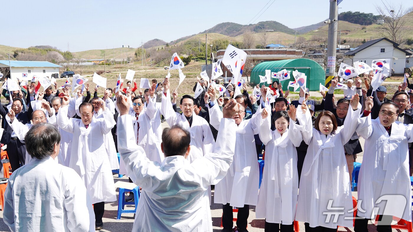 본문 이미지 - 제4회 4.8 만세운동 기념행사 식순에 따라 만세삼창을 외치고 있다.(서산시 제공. 재판매 및 DB금지)2026.4.8/뉴스1