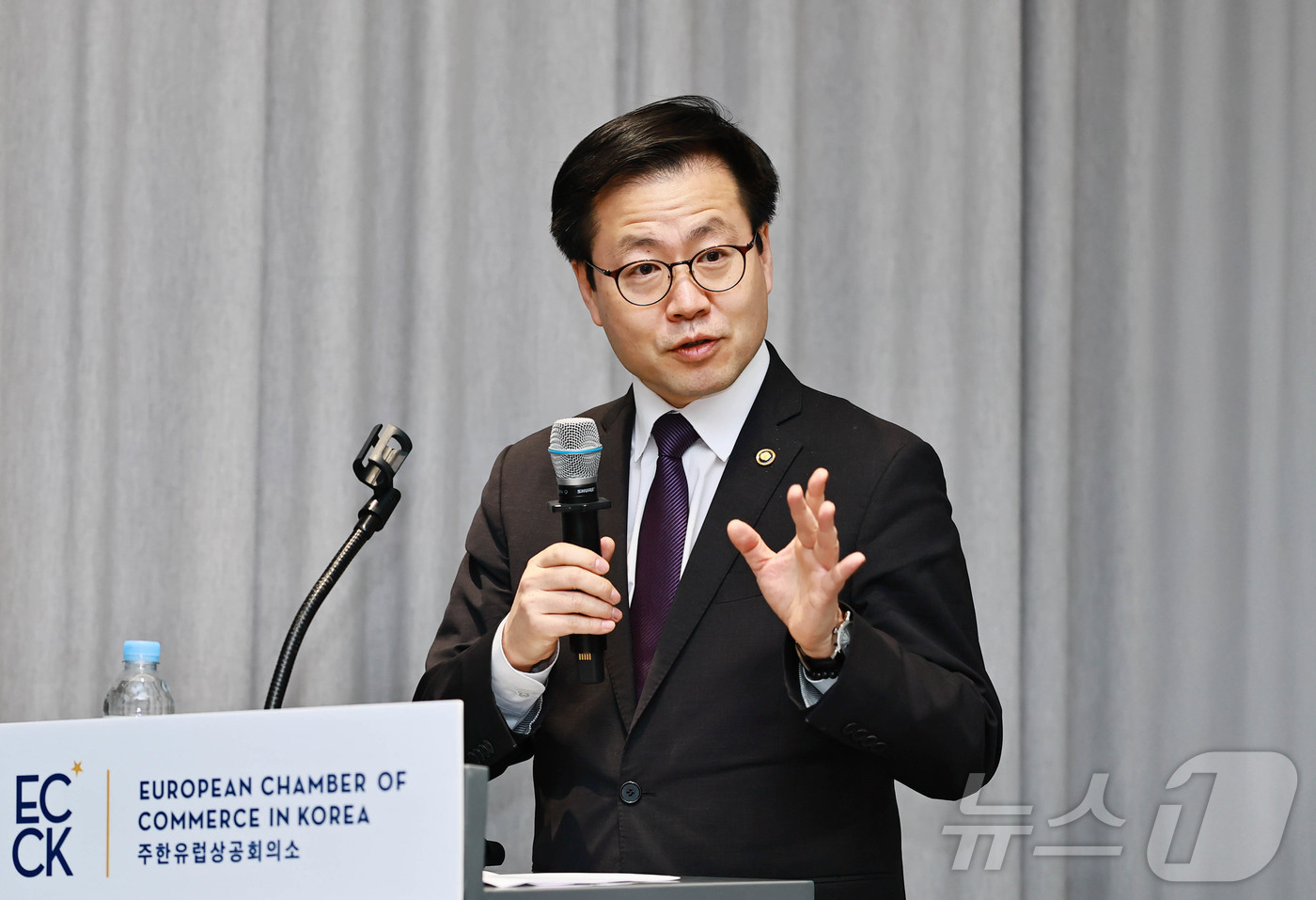 (서울=뉴스1) = 여한구 산업통상부 통상교섭본부장이 8일 오후 서울 용산구 이비스 스타일 앰버서더 용산에서 필립 반 후프 주한유럽상공회의소(ECCK) 회장과 우고 아스투토 주한 …