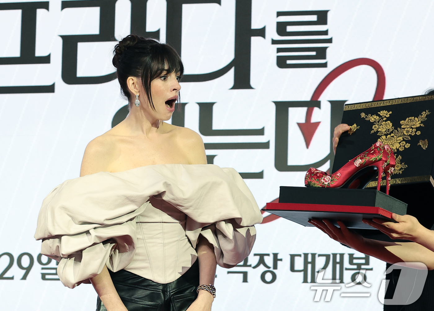 (서울=뉴스1) 권현진 기자 = 배우 앤 해서웨이가 8일 서울 종로구 포시즌스 호텔 서울에서 열린 영화 '악마는 프라다를 입는다 2'(감독 데이빗 프랭클) 내한 기자간담회에 참석해 …