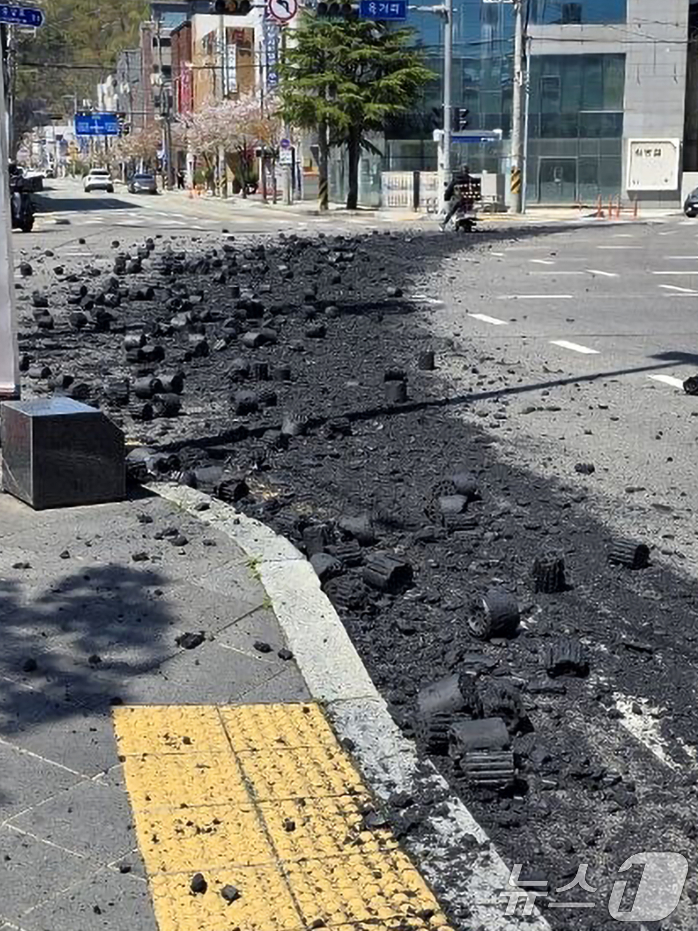 (포항=뉴스1) 최창호 기자 = 8일 오전 11시 40분쯤 경북 포항시 북구 육거리 교차로에서 연탄을 싣고 가던 트럭에서 수 백여장의 연탄이 도로에 쏟아지는 사고로 운전자들이 불편 …