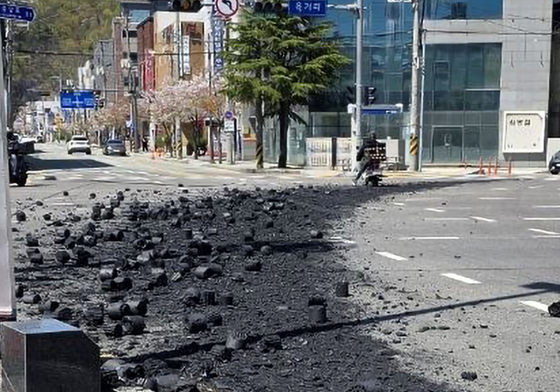 도로 뒤덮은 연탄