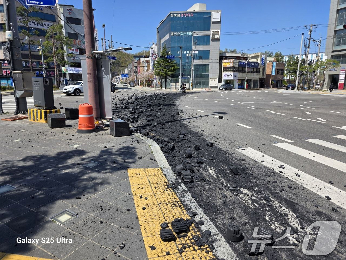 (포항=뉴스1) 최창호 기자 = 8일 오전 11시 40분쯤 경북 포항시 북구 육거리 교차로에서 연탄을 싣고 가던 트럭에서 수 백여장의 연탄이 도로에 쏟아지는 사고로 운전자들이 불편 …
