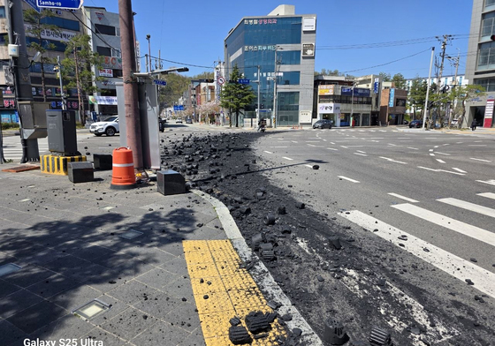 포항 교차로서 트럭 실린 연탄 수백장 도로에 '와르르'