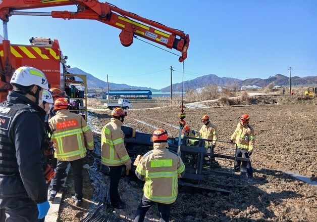 장수군 농로서 지게차 1m 아래 논밭 추락…40대 남성 깔려 중상
